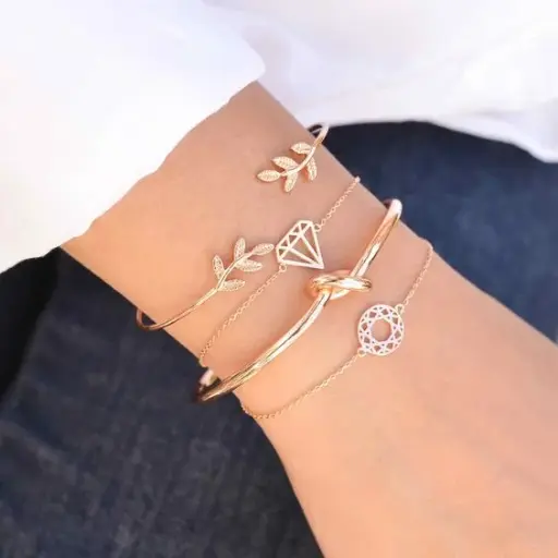 طقم اساور خمس قطع باللون الذهبي